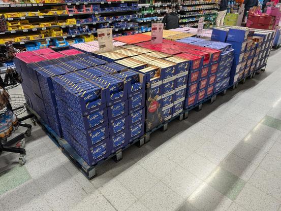 Joulusuklaat ovat saapuneet kauppaan, kuvassa useita lavallisia Fazerin suklaita.
